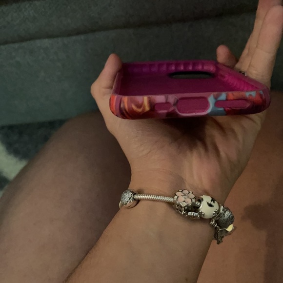 The cases is called speck for the iPhone 11pro - Picture 4 of 4